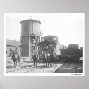 Cowboys op paarden die voor een trein poseren poster