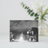 Cowboys spelen en zingen rond een kampvuur briefkaart (Staand voorkant)