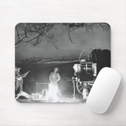 Cowboys spelen en zingen rond een kampvuur muismat (Met muis)