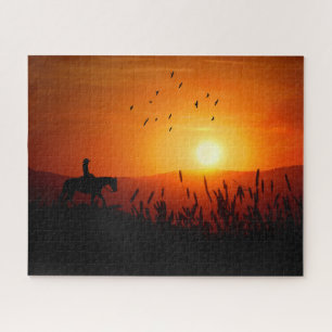 Cowgirl bij zonsondergang op een paard Weide rit W Legpuzzel
