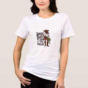 Cowgirl bruidslaarzen op de grond Tri-Blend shirt