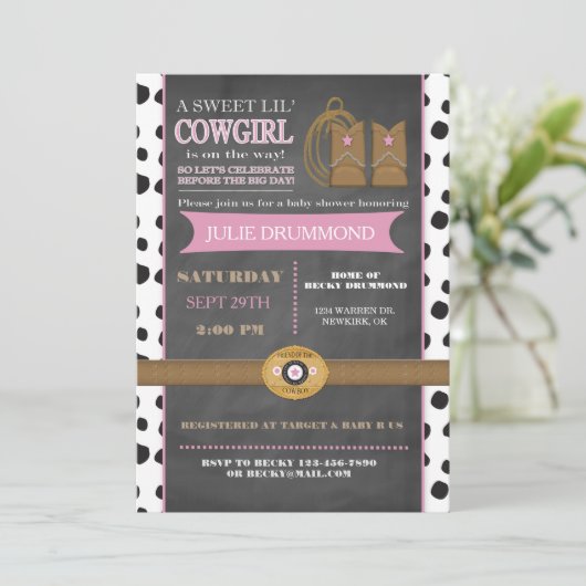 Cowgirl Chalkboard Baby Uitnodiging in roze (Staand voorkant)