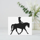 Cowgirl die haar paard uitrust briefkaart (Staand voorkant)