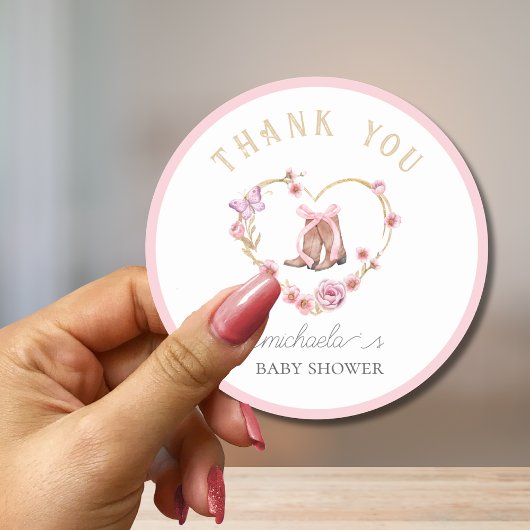 Cowgirl is op weg naar het Baby shower Thank You Ronde Sticker