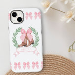 Cowgirl laarzen en roze bogen gepersonaliseerd Case-Mate iPhone 14 plus hoesje<br><div class="desc">Gepersonaliseerde iPhone-hoesje met cowgirl-laarzen en een grote roze strik omlijst met een lauwerkrans en naambanner. Voeg jouw naam, monogram of initiaal toe. Girly ontwerp met randen van roze bogen om te passen bij de cowgirl logo. Ontworpen voor de iPhone 14 Plus, maar geschikt voor vele andere modellen. Als u een...</div>