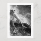 Cowgirl Rassling a Calf, jaren '30 Briefkaart (Voorkant)