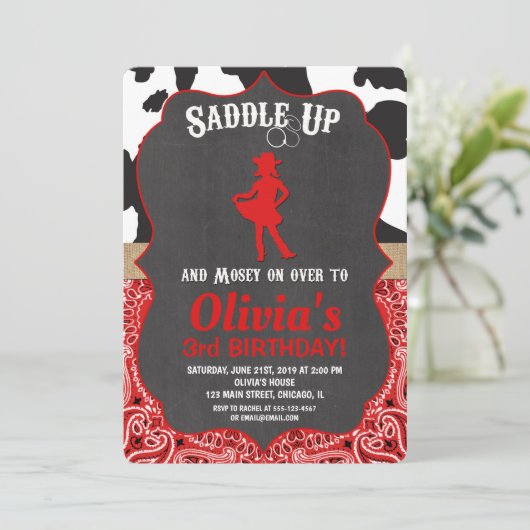 Cowgirl verjaardagsuitnodiging zwart rood koeienpr kaart (Staand voorkant)