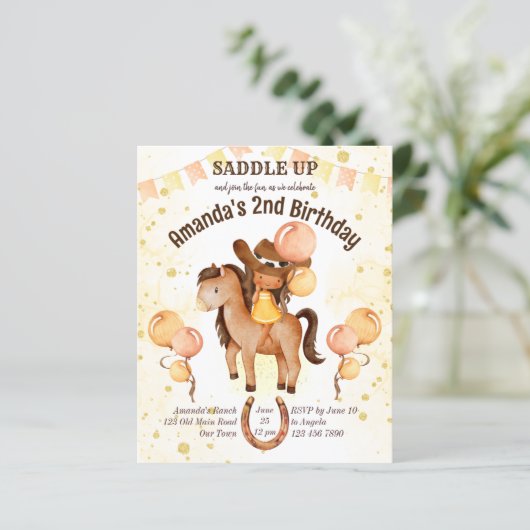 Cowgirl zadel omhoog verjaardag budget uitnodiging (Staand voorkant)