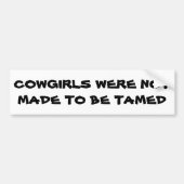 Cowgirls werden niet gemaakt om te worden getemd P Bumpersticker (Voorkant)