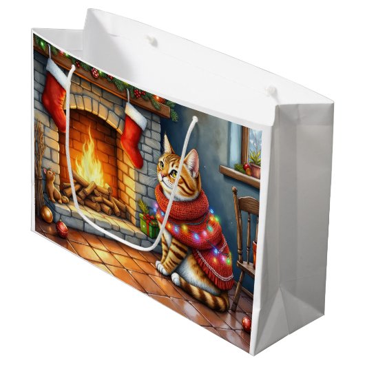 Cozy Abyssinian Cat by Fireplace Christmas Lights Groot Cadeauzakje (Voorkant Gekanteld)