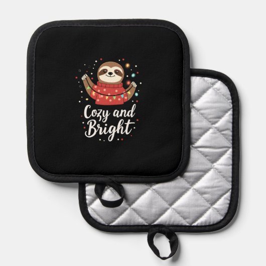 Cozy And Bright Sloth Christmas Lights (4) Pannenlap (Voorkant / Achterkant)