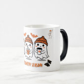 Cozy Autumn Coffee Ghosts – Halloween Magische Mok (Voorkant rechts)