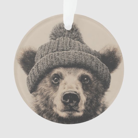 Cozy Beer in Beanie - Knuffig Winterdier Ornament (voorkant)