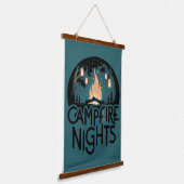 Cozy Campfire Nights Rustic Outdoor Adventure Hangend Wandkleed (Gebogen)