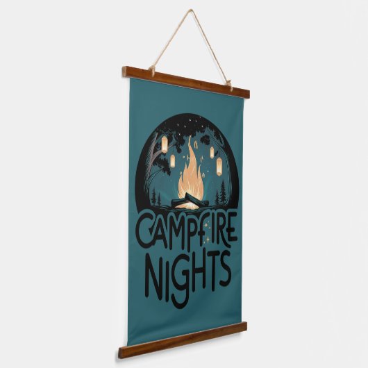 Cozy Campfire Nights Rustic Outdoor Adventure Hangend Wandkleed (Gebogen)