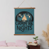 Cozy Campfire Nights Rustic Outdoor Adventure Hangend Wandkleed (Slaapkamer)