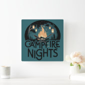 Cozy Campfire Nights Rustic Outdoor Adventure Vierkante Klok (Huis)