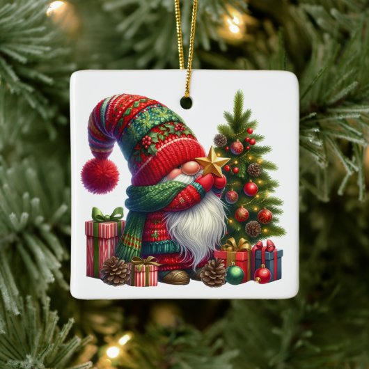 Cozy Christmas Gnome Art – Festive Holiday Keramisch Ornament (Boom)