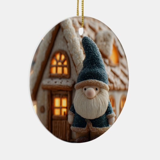 Cozy Christmas Gnome with Gingerbread House Keramisch Ornament (Rechts)