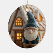 Cozy Christmas Gnome with Gingerbread House Keramisch Ornament (Links)