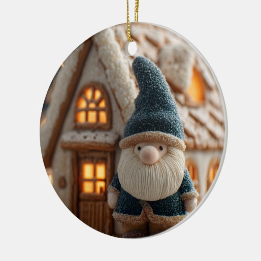 Cozy Christmas Gnome with Gingerbread House Keramisch Ornament (Links)