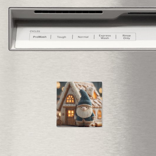 Cozy Christmas Gnome with Gingerbread House Magneet (Insitu (Vaatwasser))