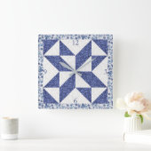 Cozy Country Blue White Calico Faux Quilt Square  Vierkante Klok (Huis)