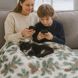 Cozy Evergreen and Pinecones  Fleece Deken