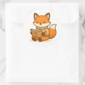 Cozy Fox Reading a Book (Glossy White Background)  Ronde Sticker (Tas)