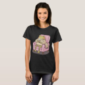 Cozy Frog Drinking Tea On Sofa Illustration T-shirt (Voorkant volledig)