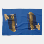 Cozy Hideaway: De gemberkat in de schoenendoos Theedoek (Horizontaal)