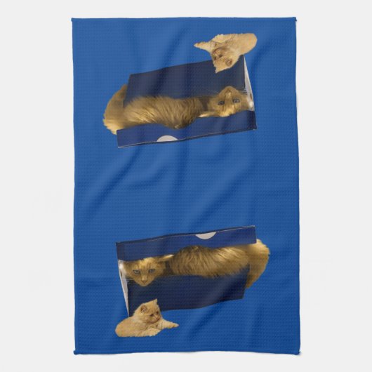 Cozy Hideaway: De gemberkat in de schoenendoos Theedoek (Verticaal)