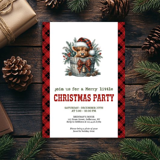 Cozy highland cow invite holly berries and pine kaart