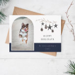 Cozy Natuur Arch Lijst Foto Holiday Kaart<br><div class="desc">Trendy rustic Scandinavian stijlvakantiefoto. Enkelvoudige foto met boogvormig lijst. De tak van de waterverf met pinecones en decoratieve sterren ornamenten,  het ontwerp van de chroomtypografie met trendy plaid patroonsteun.</div>