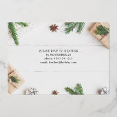 Cozy Rustic Pine Leaves Kerstfeest Folie Uitnodiging (Achterkant)