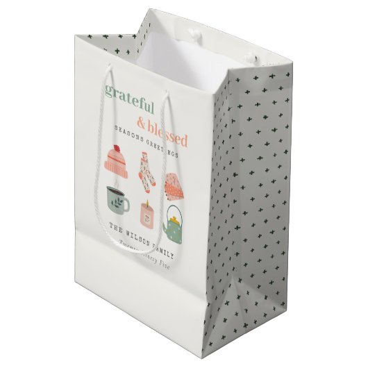 Cozy Scandi Winter Essential Seasons Greetings Medium Cadeauzakje (Voorkant Gekanteld)