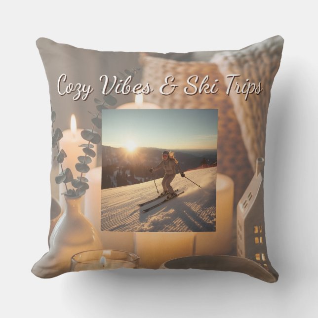 Cozy Ski Trip Throw Pillow | Mountain Lifestyle Kussen (Voorkant)