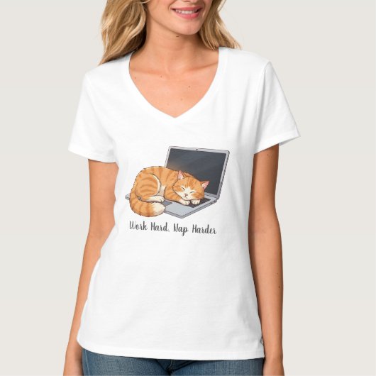Cozy Tabby on Laptop T-shirt (Voorkant)