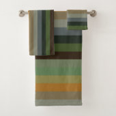 Cozy Woodland Earth Tone Stripe Pattern Bad Handdoek (Insitu)