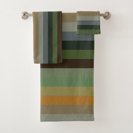 Cozy Woodland Earth Tone Stripe Pattern Bad Handdoek (Insitu)