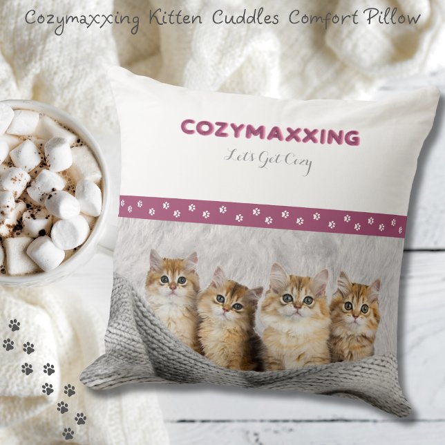 Cozymaxxing Kitten Knuffel Troostkussen Kussen (Invite heartwarming comfort into your space with the Cozymaxxing Kitten Cuddles Throw Pillow)