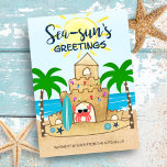 Crab Castle | Kerstmis met de tropische baardpalm Feestdagenkaart<br><div class="desc">Met een mooie, tropische kerstkaart is een gelukkige krab te zien in zijn zandkasteel thuis op het strand met de zon en de oceaangolven op de achtergrond. De krab stond vroeg op en ging surfen, stapte in de vakantiegeest en versierde de boer- en palmbomen met kerstverlichting. Bovenaan staat "Zee-zon groeten"....</div>