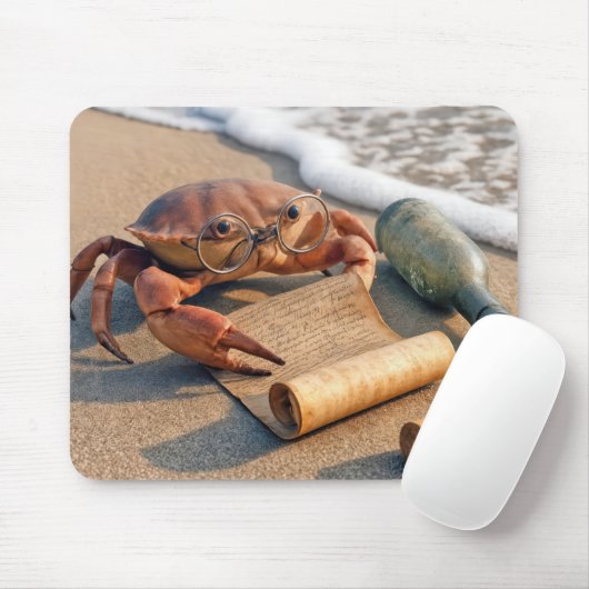 Crab Reading a Message on a Beach Muismat (Met muis)