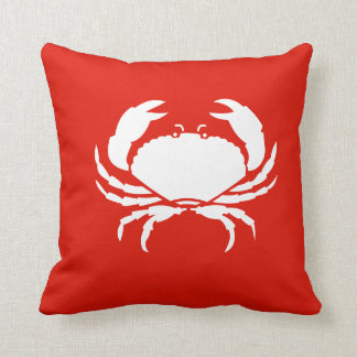 CRAB WIT op rood kussen
