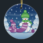 Craeth Snowman Knitting Scarf Keramisch Ornament<br><div class="desc">Vectorafbeelding van twee sneeuwpoppen van schattige cartoon,  gekleed in gebreide petten en sjaals. De grote sluipende sneeuwman breekt een te grote sjaal voor de kleine. De sjaal is al een paar keer gewikkeld rond de schattige kleine sneeuwman.</div>