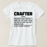 Crafter zelfstandig naamwoord Crafting Quote Funny T-shirt<br><div class="desc">Grappige Crafter Gezegden "Crafter iemand die een probleem oplost waarvan je niet wist dat je het had op een manier die je niet kunt begrijpen". Pak dit Funny Crafter-ontwerp als een grappig cadeau voor een geweldige moeder,  vader of vriend.</div>