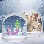 Crafty Snowman Breien Sjaal Custom Foto Sneeuwbol<br><div class="desc">Vectorillustratie van twee schattige cartoon sneeuwpoppen gekleed in gebreide petten en sjaals. De grote sluwe sneeuwman breit een oversized sjaal voor de kleine. De sjaal is al meerdere keren rond de schattige kleine sneeuwpop gewikkeld. Aangepaste foto op de achterkant.</div>