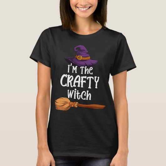 Crafty Witch Funny Halloween Kostuum Pet & Broom T-shirt (Voorkant)