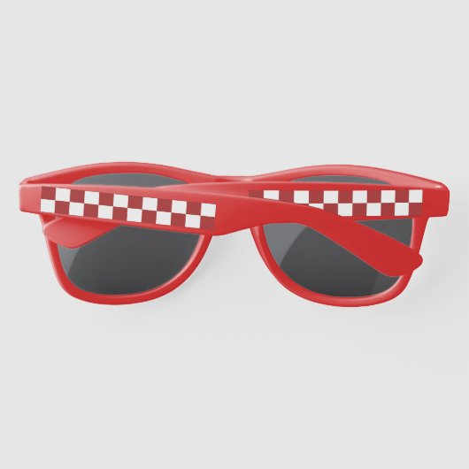 Cranberry Red en White Checkerboard Pattern Zonnebrillen (Achterkant)