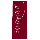 Cranberry Red gestileerde script bruiloft bruidsme Wijn Cadeautas (Achterkant)